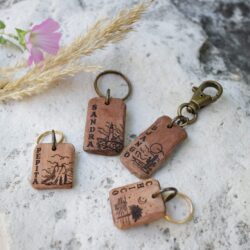 Tag di legno scolpita a mano - targhetta personalizzabile